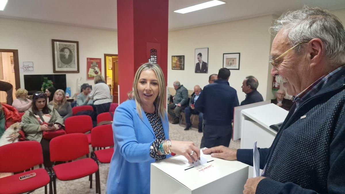 La portavoz del GMS municipal y número 2 a las Cortes, Patricia Martín, votando en la asamblea.