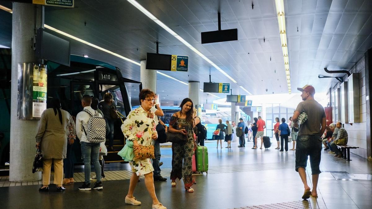 Pasajeros en la estación de guaguas de San Telmo, en Las Palmas de Gran Canaria.