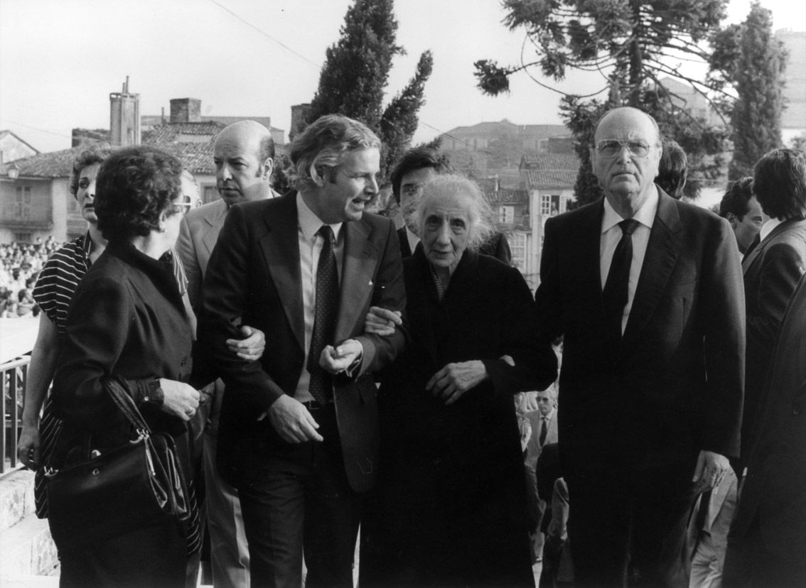 O presidente da Xunta Gerardo Fernández Albor derecha con Teresa Rodríguez Castelao y otros parientes del escritor