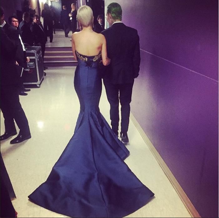 Oscar 2015, Rita Ora nos enseña su espalda