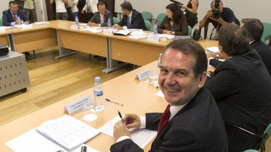 Caballero, junto a los alcaldes de A Coruña y Santiago, ayer durante la reunión en Santiago.  // O. Corral