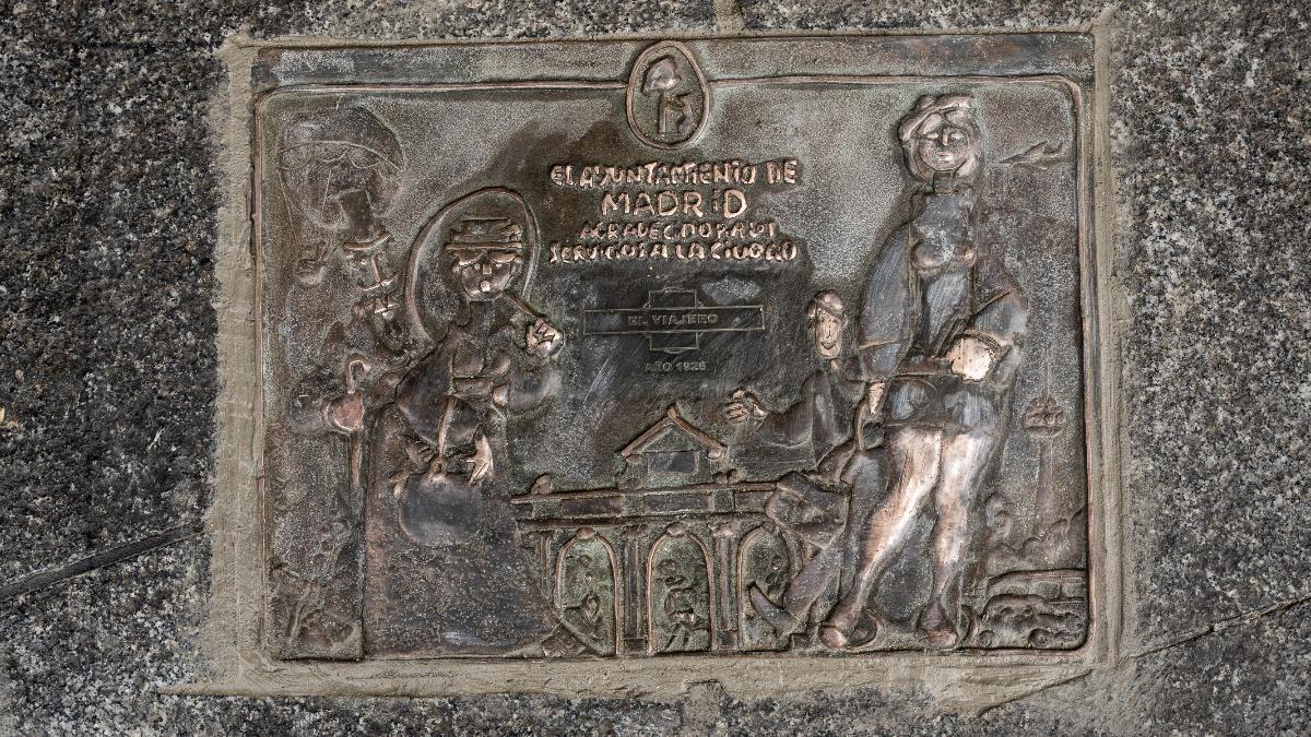 La placa centenaria que reconoce los 100 años del edificio de El Viajero, uno de los espacios históricos de la vida social y hostelera de La Latina.