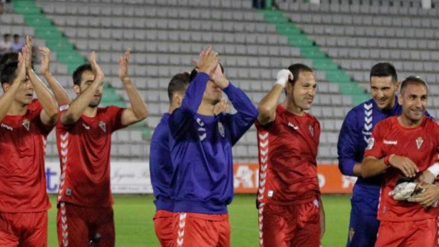 Los futbolistas del Real Murcia celebran su triunfo en Ferrol, el viaje más largo del curso.