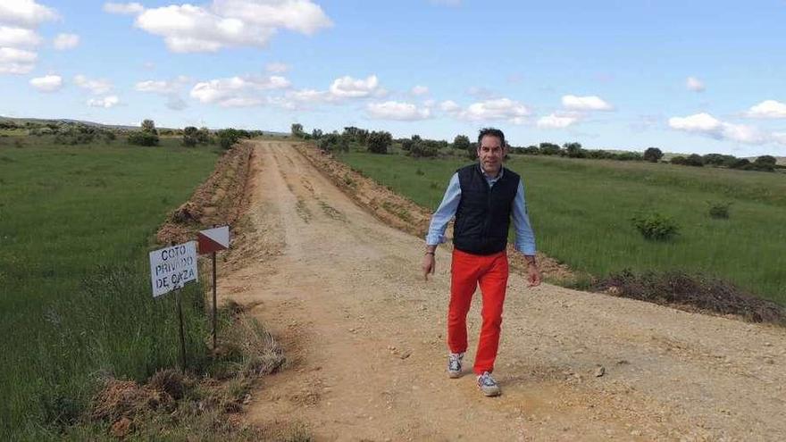Manuel Vallejo, concejal del área rural de Vega de Tera, en un camino agropecuario.