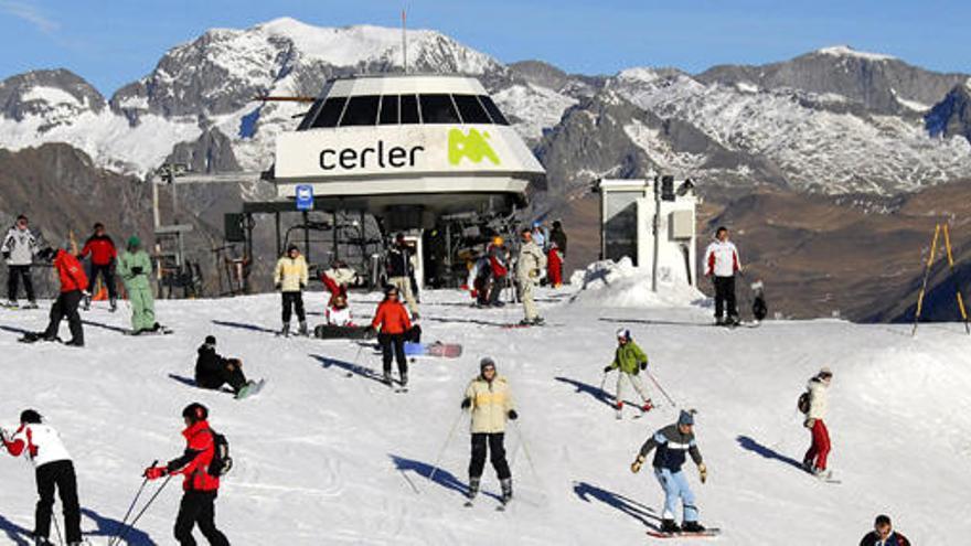 Las nevadas amplían la superficie en las estaciones de Aramón