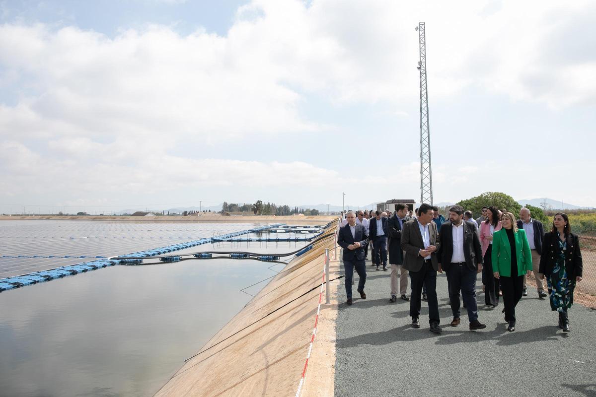 López Miras, junto a Noelia Arroyo, visitan el embalse de Cola, donde se ha instalado una macroplanta solar para los regantes del Campo de Cartagena.