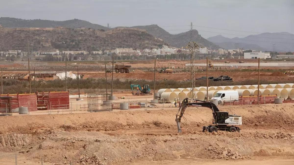 Treballs en marxa en els terrenys en els quals se situarà la gigafactoria de bateries de Sagunt.