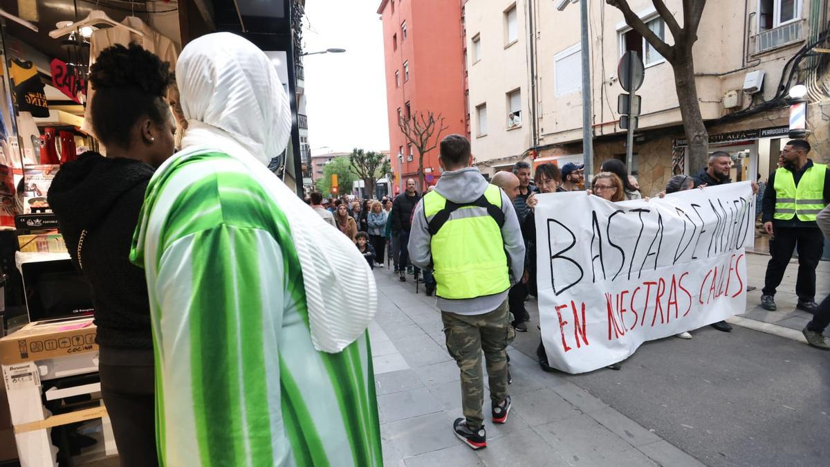 Manifestación "en contra de la violencia" en el barrio de Cerdanyola de Mataró