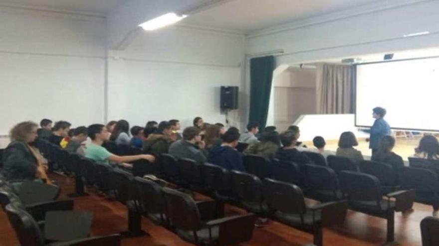 Debate en el colegio Santa Lucía de Moraña. // FdV