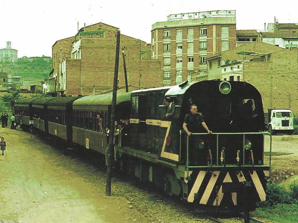 Un comboi ferroviari passant pel carrer Font del Gat