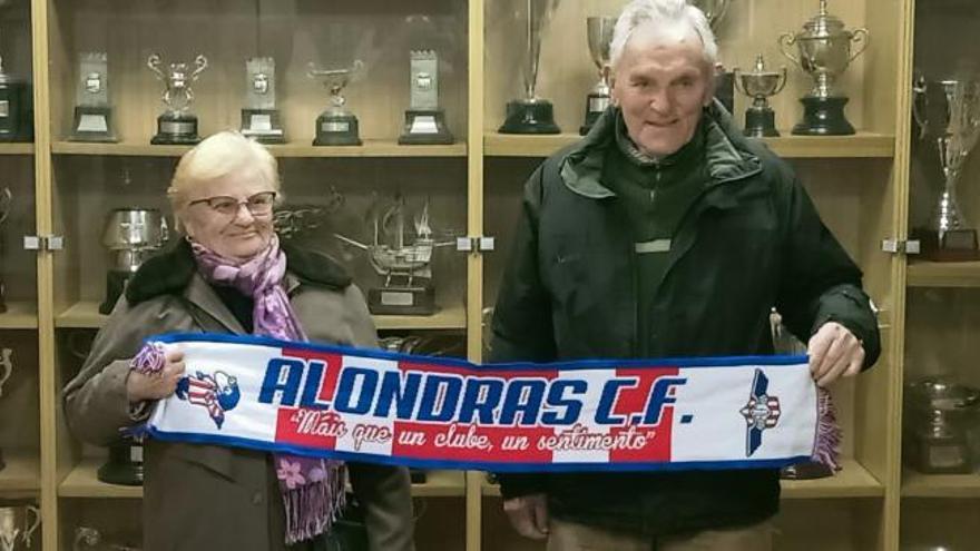 Jesusa Pousada y Ernesto Fernández, en la sala de trofeos del Alondras con una bufanda del club. |  // FDV