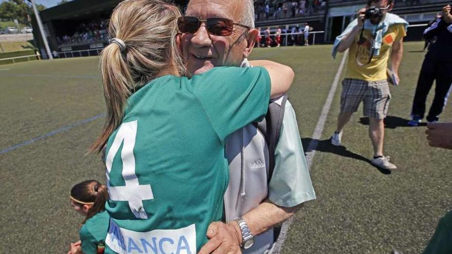 Vicky abraza a Padín tras superar la primera eliminatoria del play-off del año pasado. // Marta G. Brea