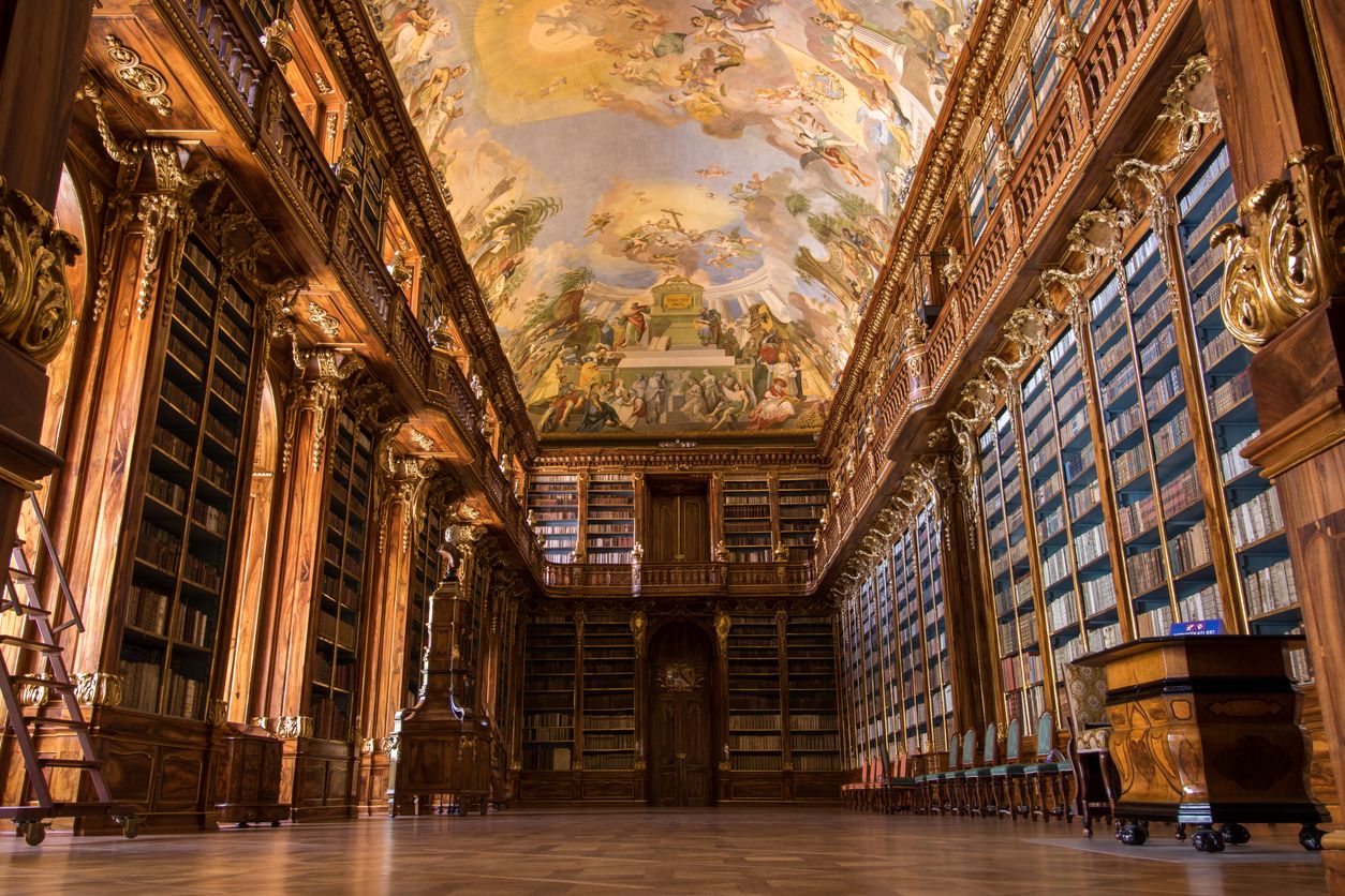 En Praga encontramos una de las bibliotecas más maravillosas del mundo, con techos pintados e inacabables estanterías