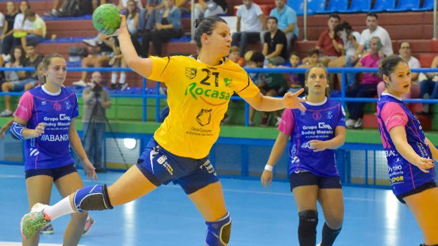 María González lanza durante el partido del sábado ante el Porriño.