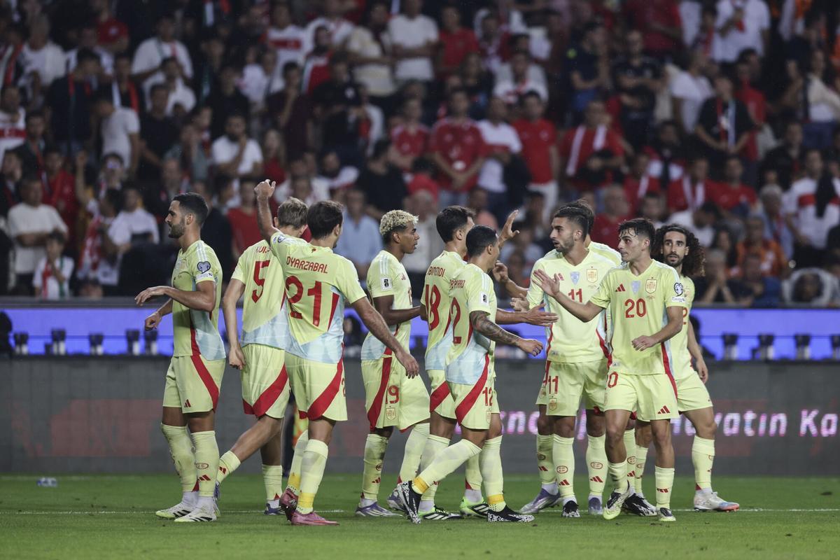 Los jugadores de España celebran uno de los goles ante Turquía
