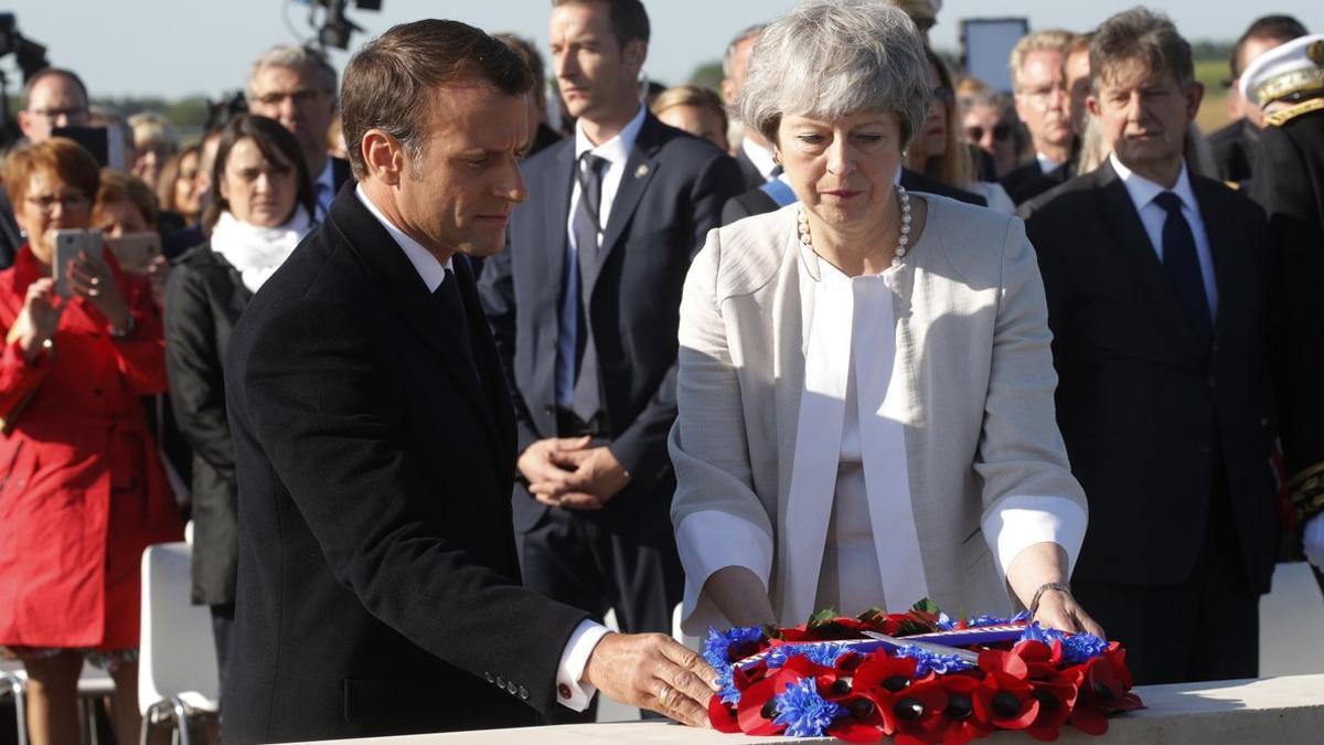 Emmanuel Macron y Theresa May, en el memorial británico del desembarco de Normandía, en Ver-Sur-Mer.