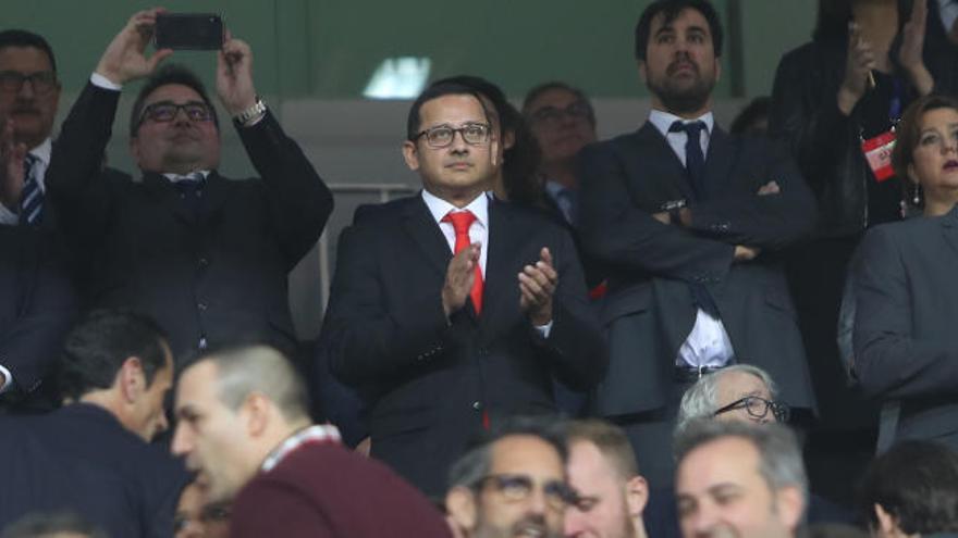 Anil Murthy en el palco de Mestalla.