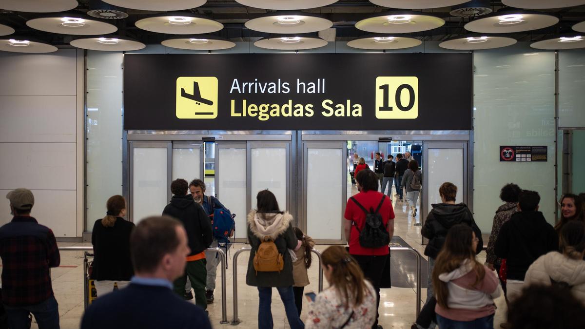 La puerta 10 de la Terminal T4 por donde salió el expresidente de la Real Federación Española de Fútbol.