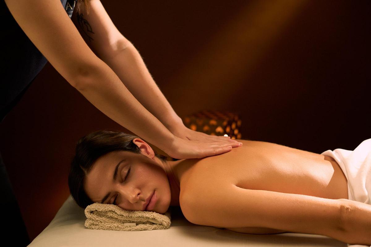 Un masaje relajante con el aceite insignia de AIRE