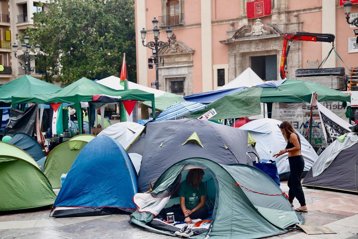 Segundo día de acampada educativa en València: llega la hora de montar el Corpus y acuden furgones de la policía a la plaza de la Virgen