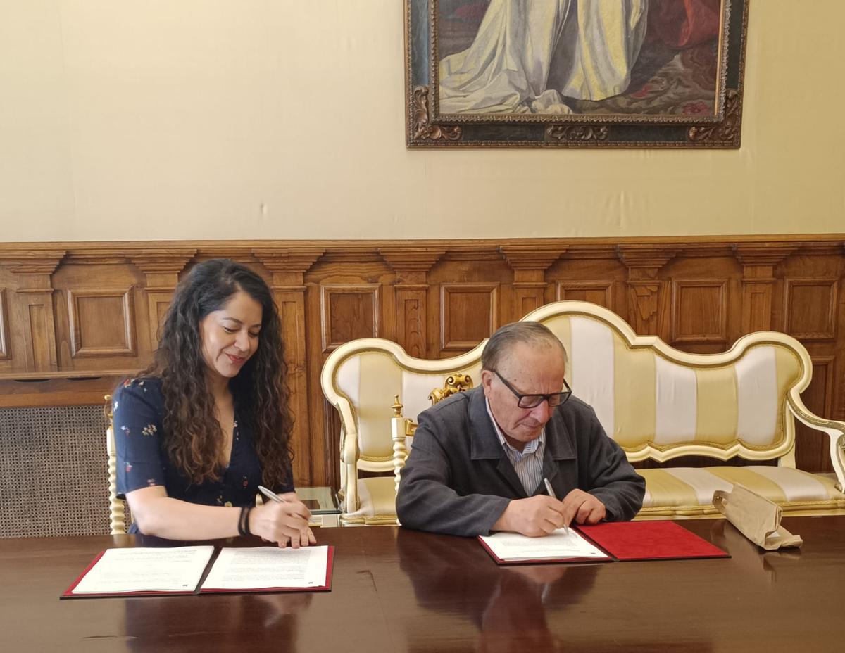 La firma del convenio entre María Rozas y Manuel José Botana