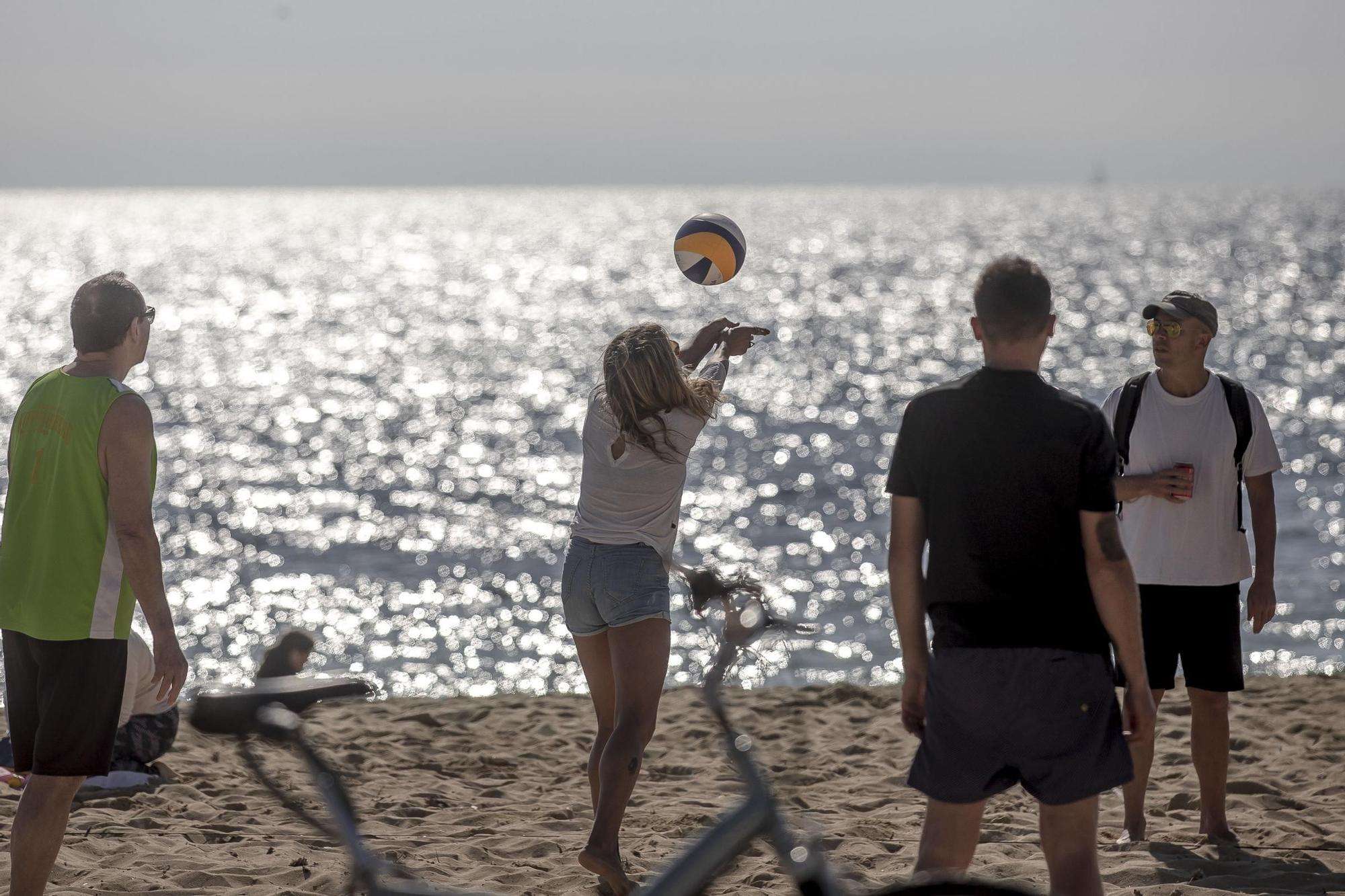 Los palmesanos aprovechan el buen tiempo para disfrutar de la playa