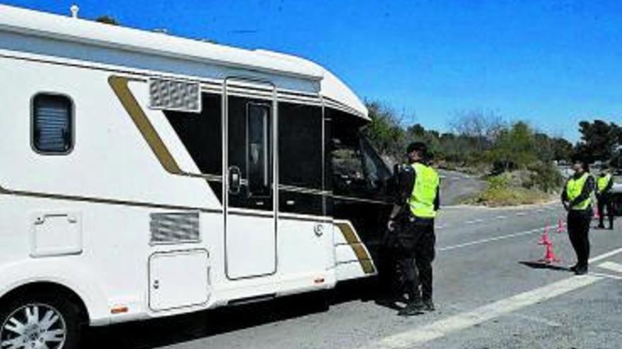 Turistas alemanes
intentan llegar 
a Montanejos en 
caravana.  manolo nebot