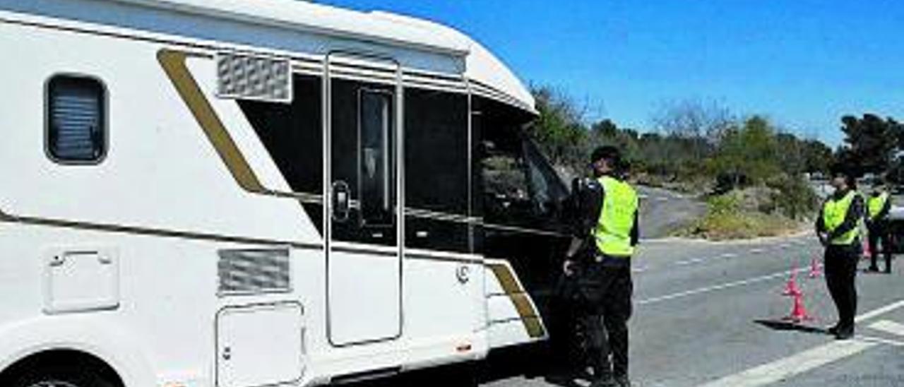 Turistas alemanes
intentan llegar 
a Montanejos en 
caravana.  manolo nebot