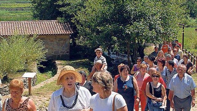 Gente en el molino de Lores.  // Iñaki Abella
