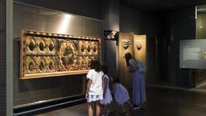 Un grupo de visitantes observan una obra en el Museu de Lleida.
