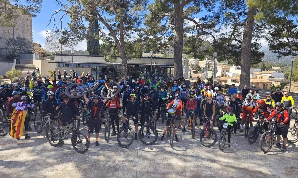 Die Mountain-Biker bei dem Protest in Selva.