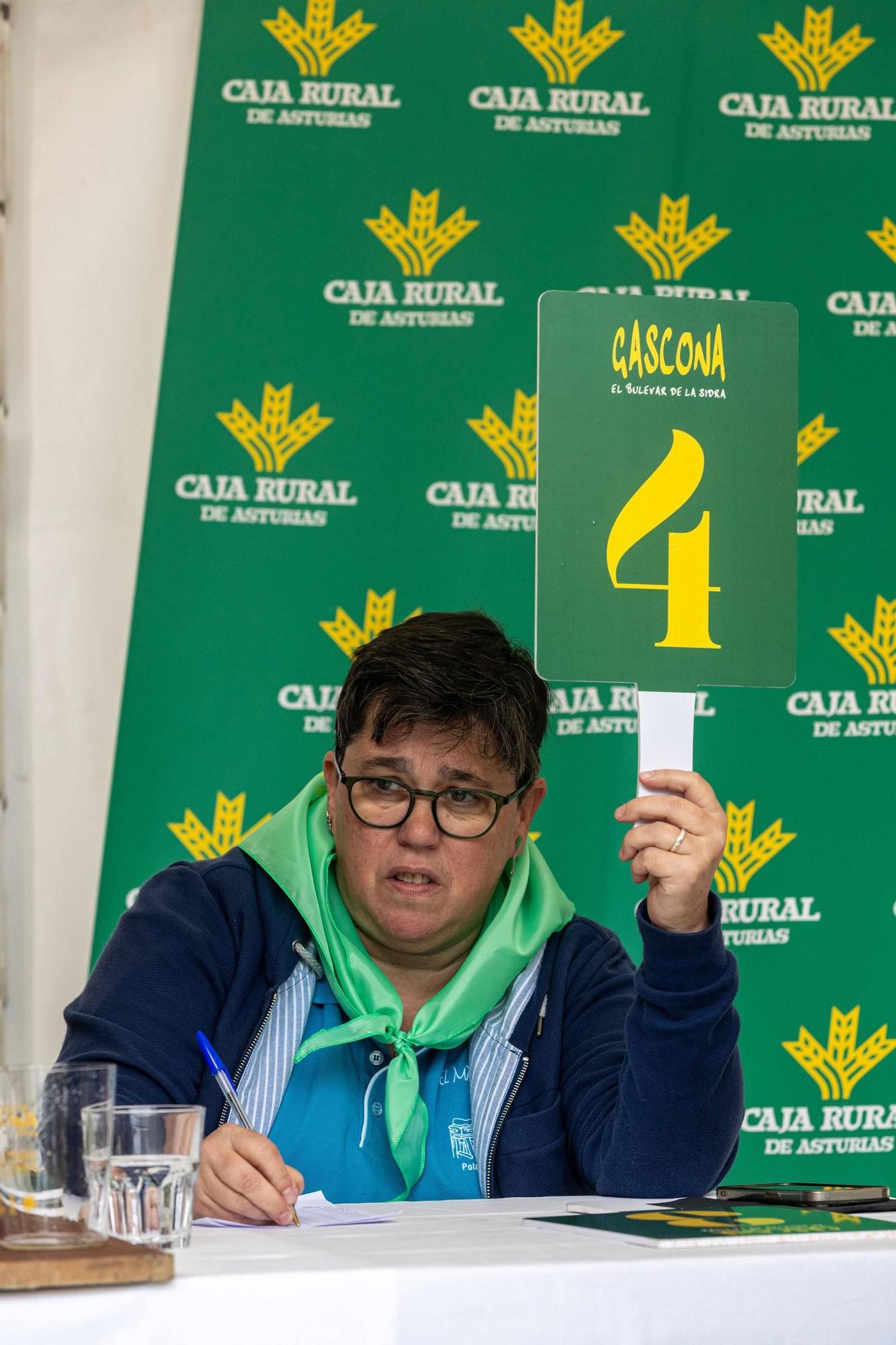 EN IMÁGENES: El buen tiempo y el oviedismo maridan una preba de la sidra multitudinaria en Gascona