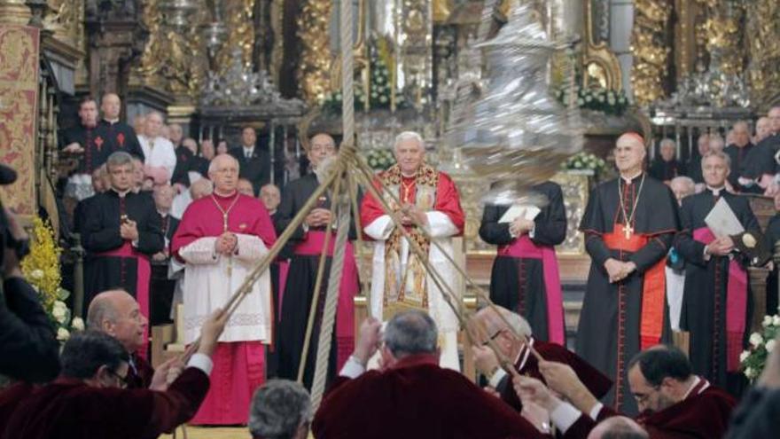 El Papa contempla el balanceo del botafumeiro durante su peregrinaje a la Catedral de Santiago el 6 de noviembre de 2010.  // Lavandeira/Efe