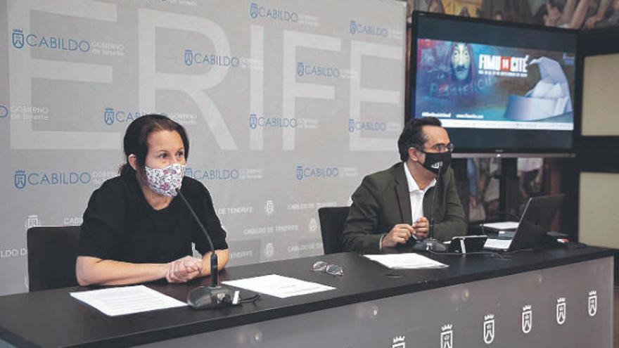 El director y compositor Diego Navarro y la consejera insular de Cultura. Concepción Rivero, ayer en rueda de prensa.