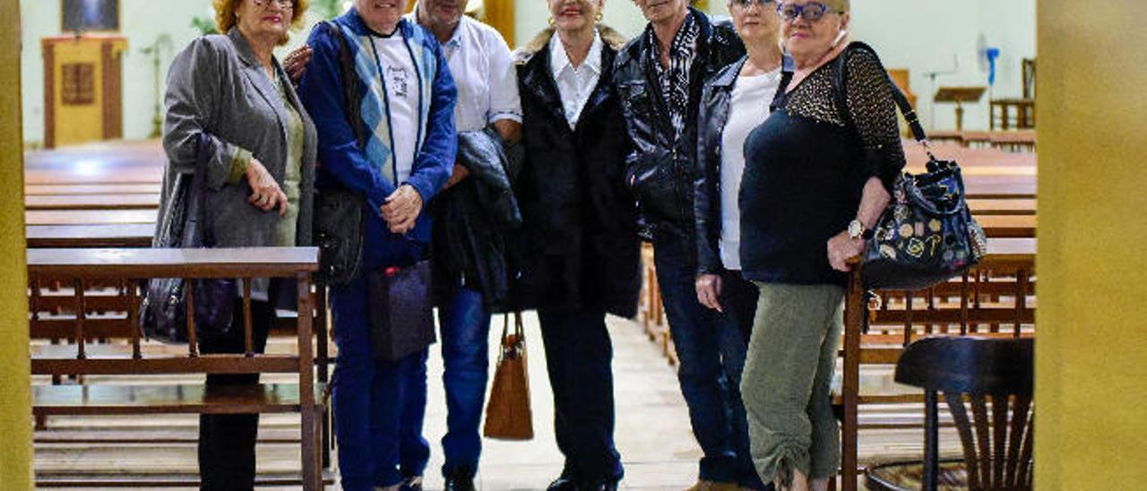 Grupo de amigos de Félix de Granada, ayer, tras la misa en Santa Teresita.