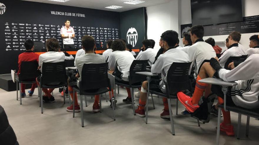 El colegiado dando la charla a los canteranos en Paterna