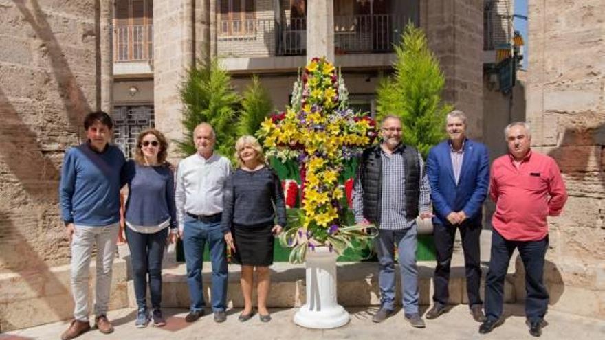 Los representantes del barrio con la cruz.