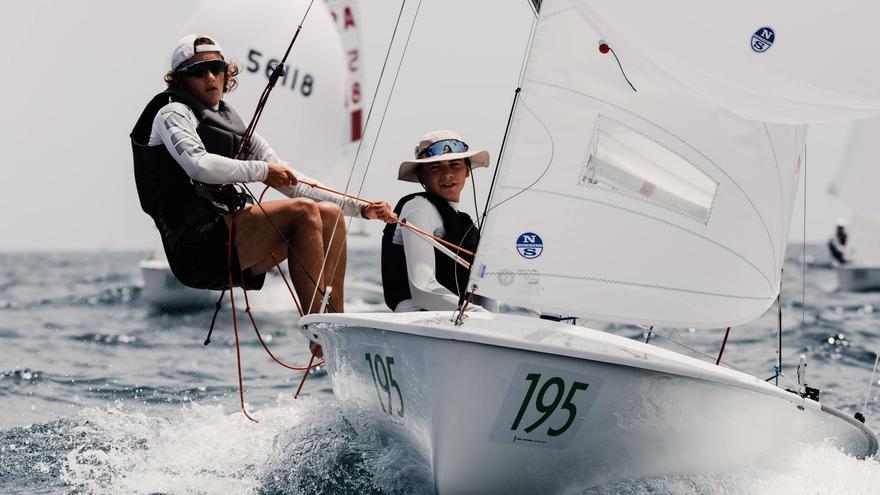 Comienza la competición en el agua del Mundial de vela de la clase 420