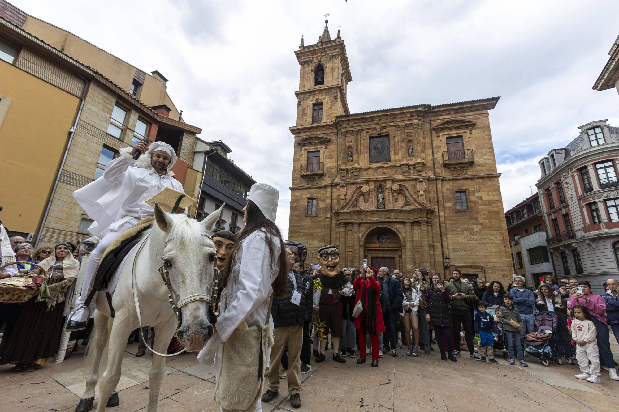 En imágenes | Cabalgata del Heraldo por las calles de Oviedo