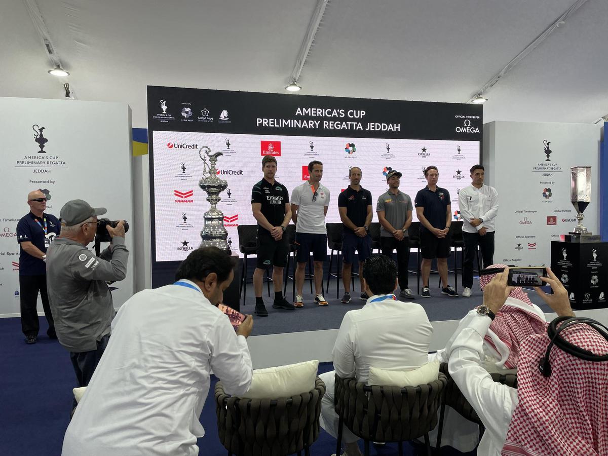 Los patrones de los seis equipos de la Copa América de vela que se celebra en Jeddah hasta el 2 de diciembre, en la primera rueda de prensa de la competición.