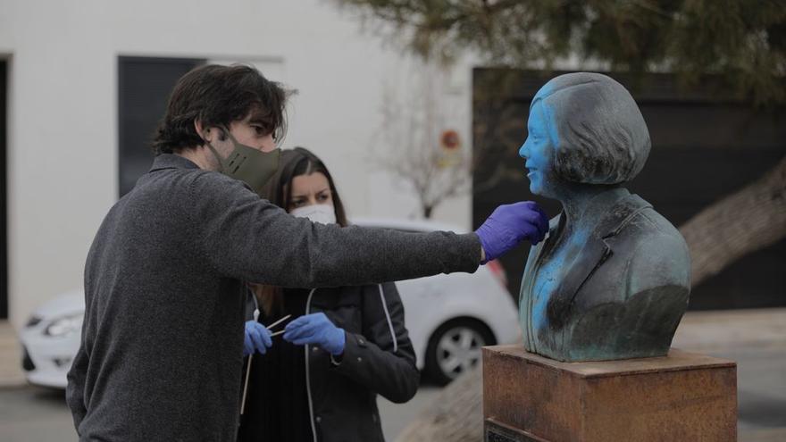 Tareas de restauración del busto de Aurora Picornell.