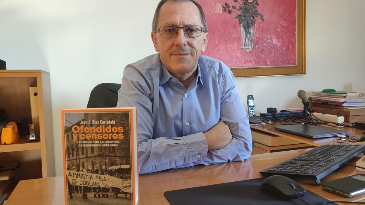 El profesor Ríos Carratalá con su libro