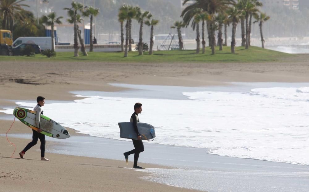 Las olas de 5 metros que se alcanzaron este miércoles en la costa malagueña fueron aprovechadas por unos pocos intrépidos surferos