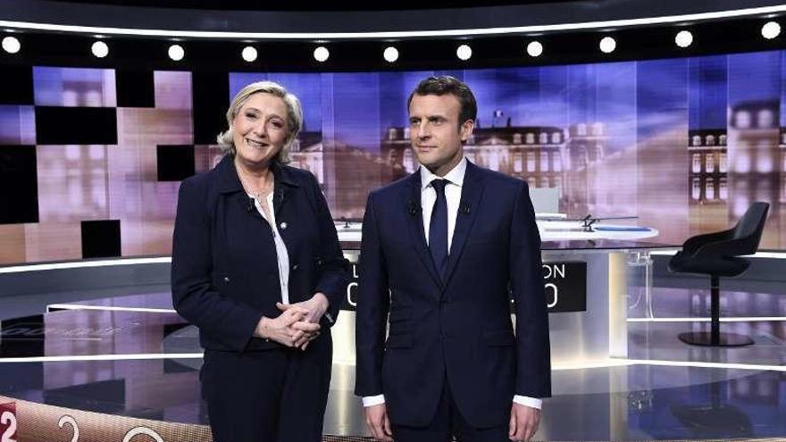 La Pen y Macron posan antes del inicio de su debate de anoche.