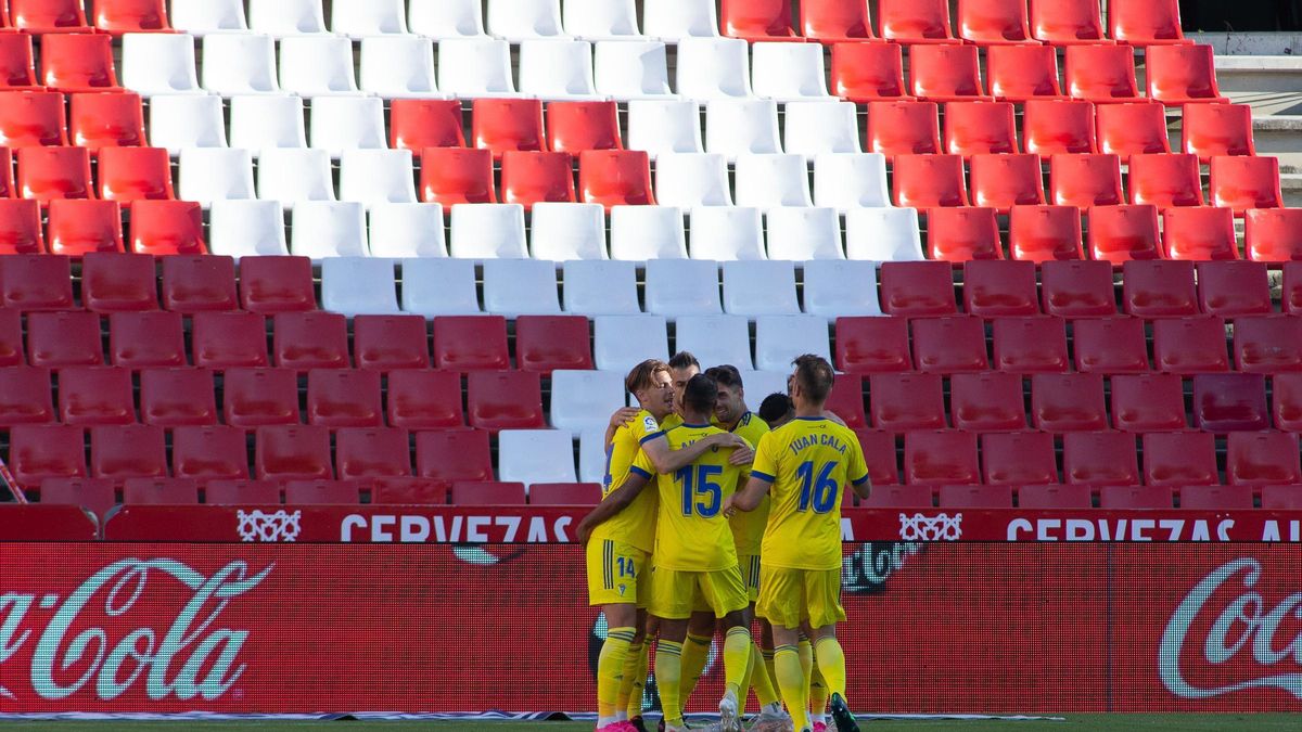 Los jugadores del Cádiz celebran el gol de Sobrino