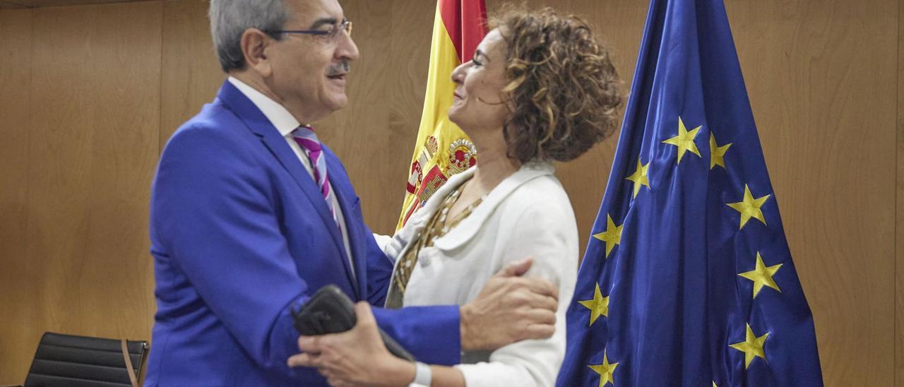 Román Rodríguez saluda a la ministra María Jesús Montero momentos ante de la reunión del Consejo de Política Fiscal y Financiera. | | EFE