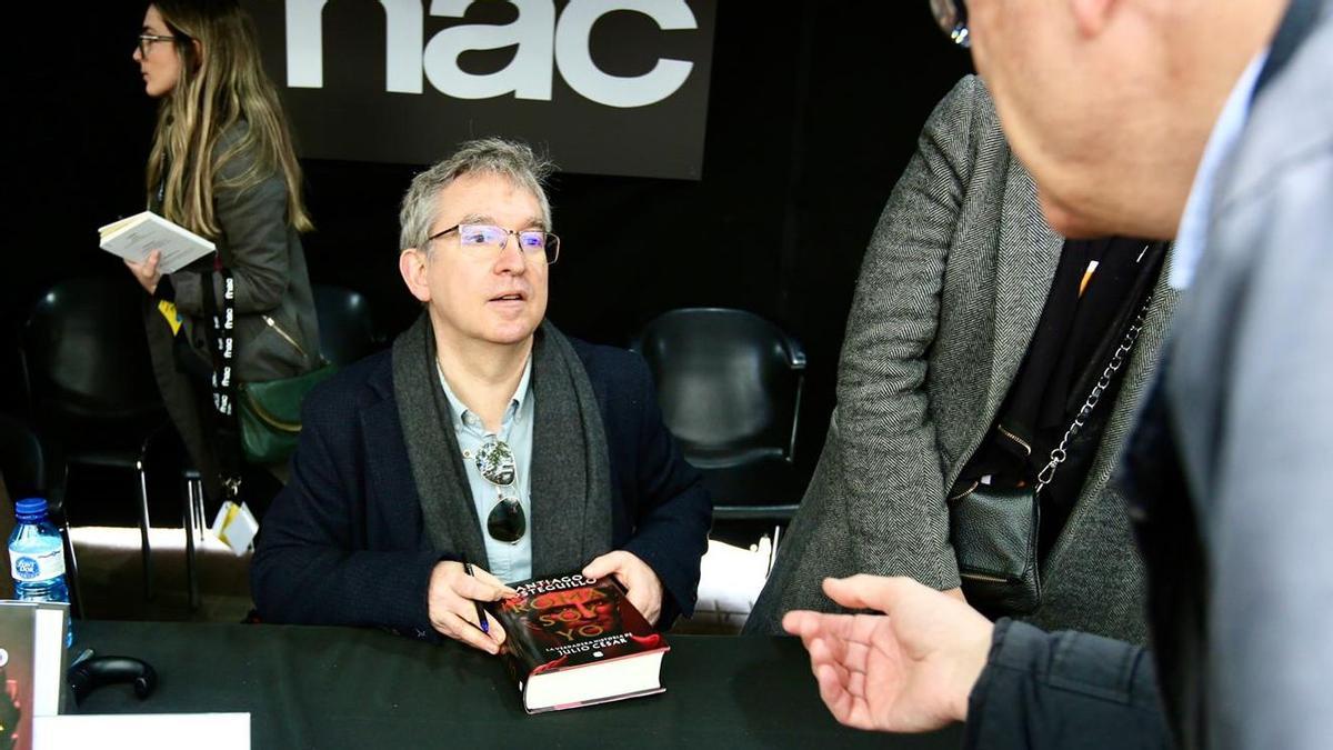 El escritor Santiago Posteguillo firmando su libro Roma soy yo: la verdadera historia de Julio César”