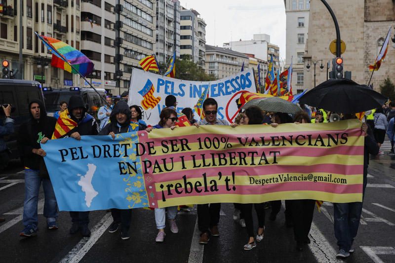 9 d'Octubre: Tensión en las manifestaciones en el centro de València