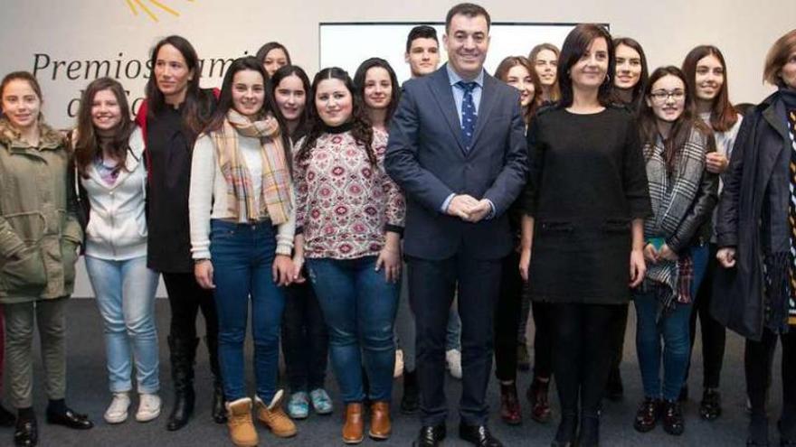 Los alumnos recogieron el premio en la Cidade da Cultura de la mano del conselleiro Román Rodríguez.