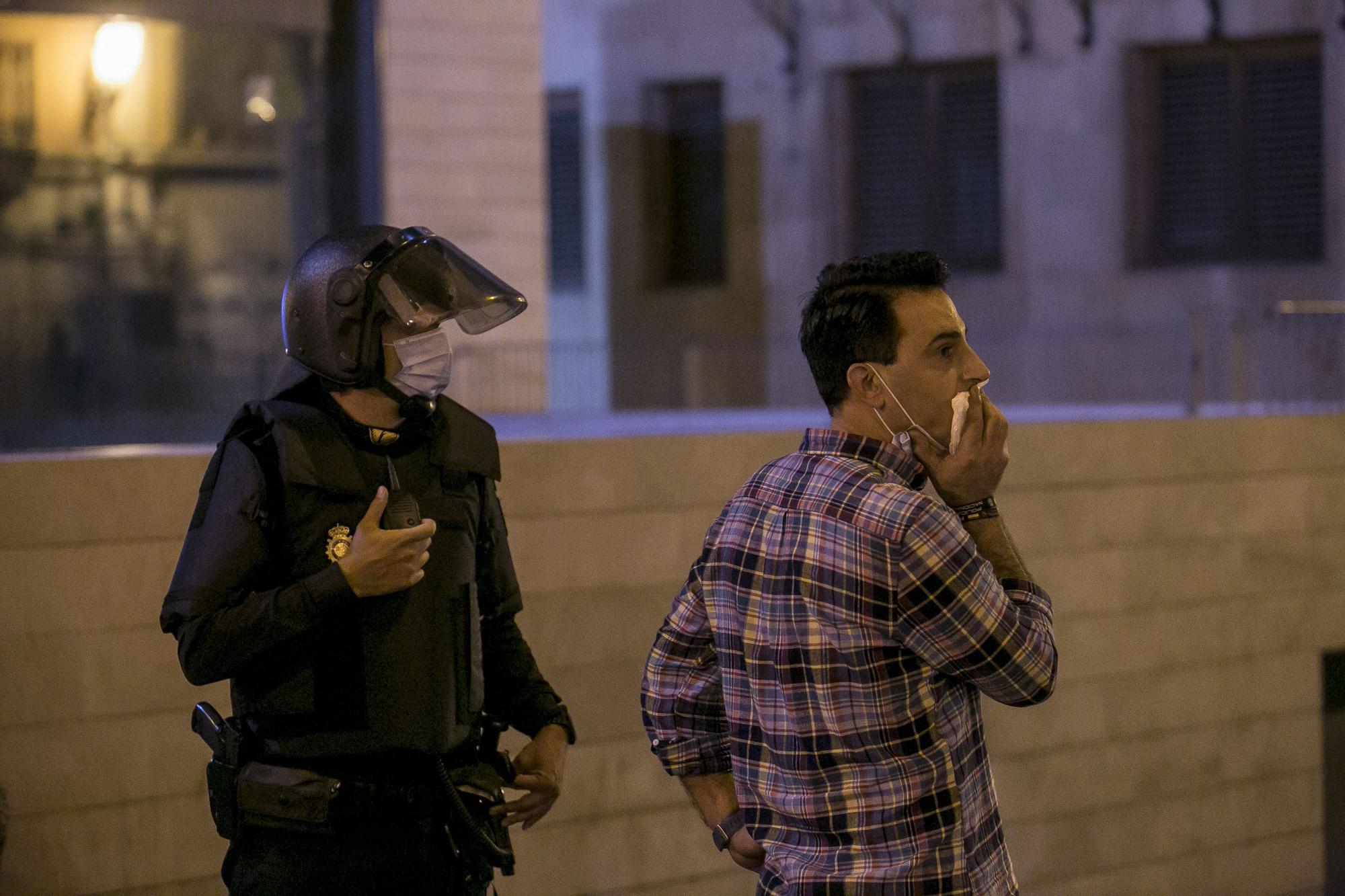 Un grupo de jóvenes negacionistas se enfrenta a la Policía Nacional en el centro de Alicante